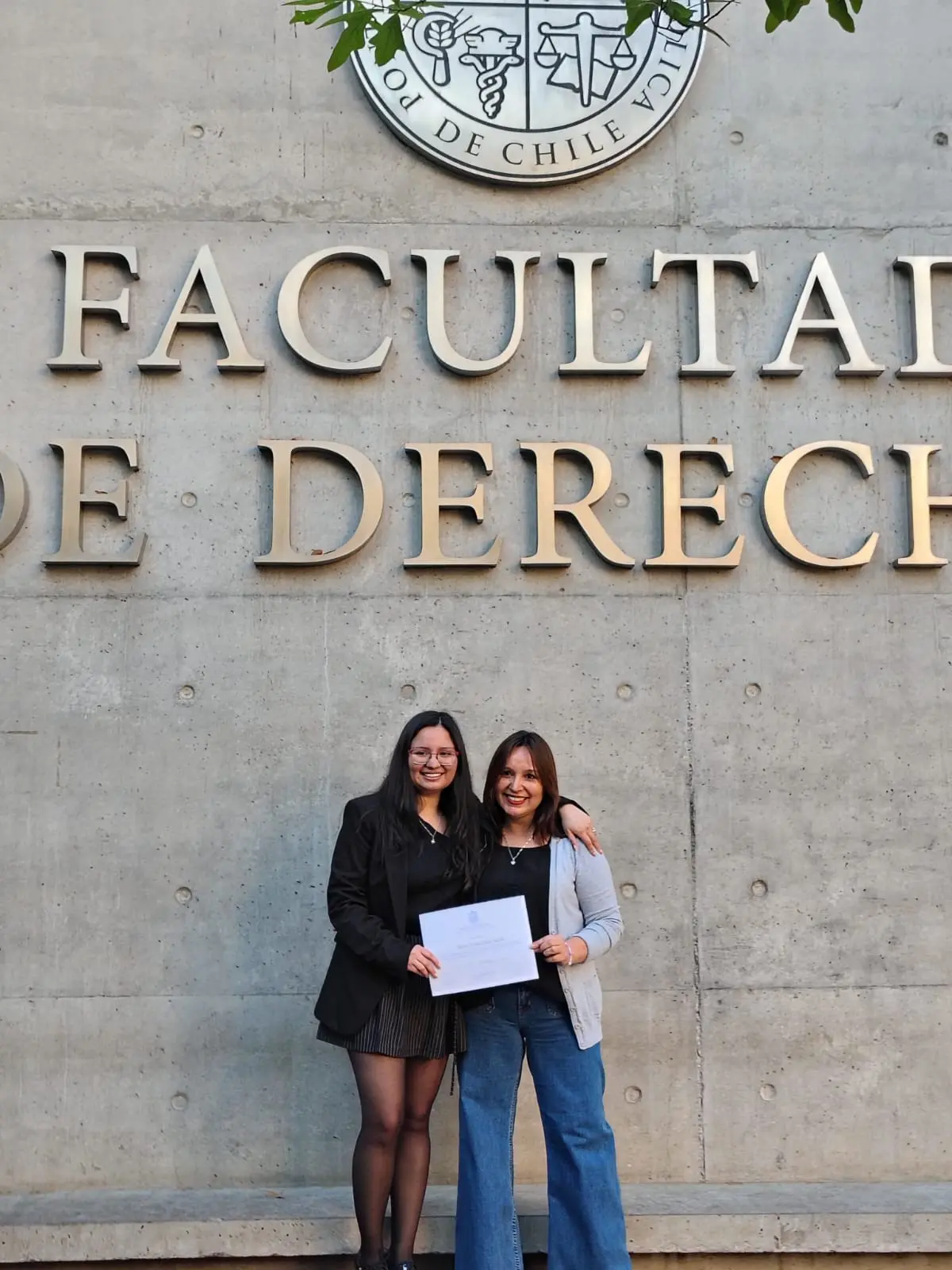 Abogada de familia Maira Noemí Godoy Castillo junto a su madre Viviana Castillo el día de su examen de grado