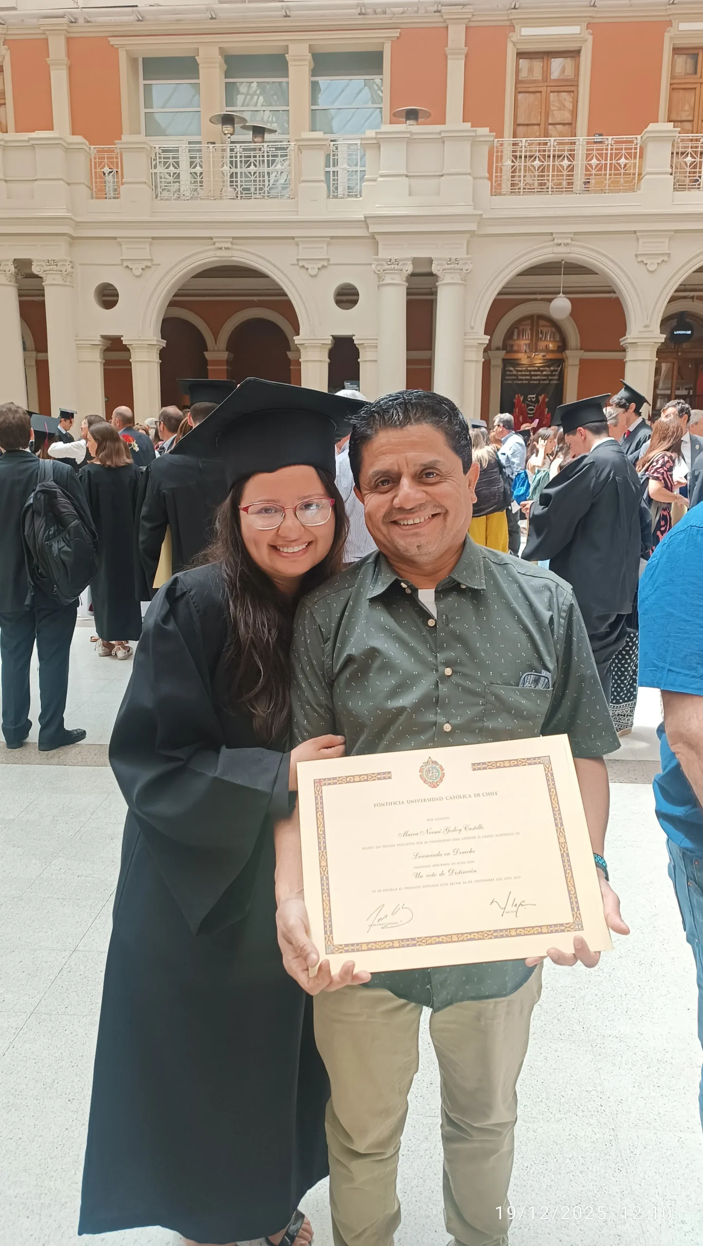 Abogada de familia Maira Noemí Godoy Castillo junto a su padre Marcelo Pochi Godoy el día de su titulación